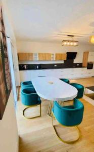 卢森堡Brand New Luxury 3 bedrooms, Terrace and Free Parking - noah的一间会议室,配有白色的桌子和蓝色的椅子
