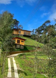 帕斯托Villa De Los Sueños的山边有路的房子
