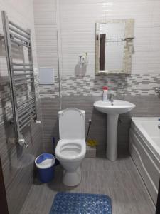 布哈拉Уютная 2-х комнатная квартира 82м2 в Центре города!的一间带卫生间和水槽的浴室