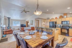 本德Indio Cabin的厨房以及带木桌和椅子的客厅。