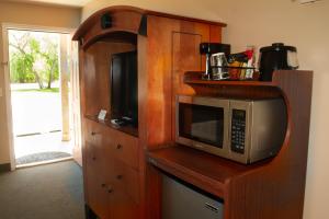 CainevilleCathedral Valley Inn的厨房的木台面上配有微波炉