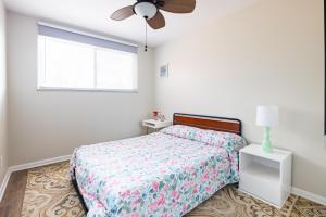 Georgetown Villas 3-2c Close to Cleveland Airport and Fairview Hospital ideal for long stays!客房内的一张或多张床位