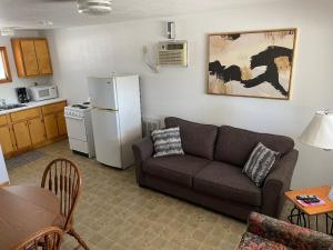奥沙克湖Rockwood Resort Motel的带沙发和冰箱的客厅