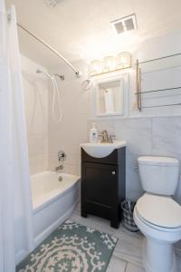 费尔维尤帕克Georgetown Villas 2-1b Ideal for long stays!的浴室配有卫生间、盥洗盆和浴缸。