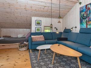 锡尔克堡Holiday home Silkeborg XIX的客厅配有蓝色的沙发和桌子