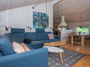 锡尔克堡Holiday home Silkeborg XIX的客厅配有蓝色的沙发和桌子