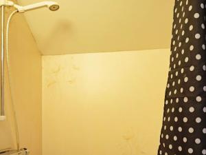 吕瑟希尔Holiday home LYSEKIL XXVII的浴室内配有黑色和白色的淋浴帘。
