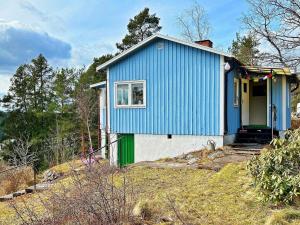 TyresöHoliday home TYRESÖ V的山顶上的蓝色和白色房子
