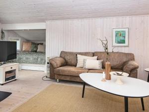 凡岛Holiday home Fanø CCVI的客厅配有沙发和桌子