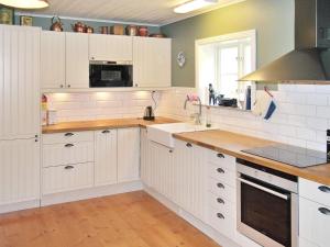 VankivaHoliday home VANKIVA的厨房配有白色橱柜和台面
