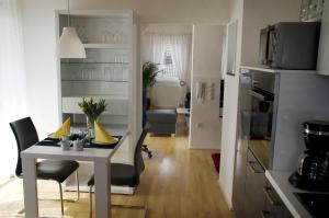 维利希波特公寓的厨房以及带桌椅的起居室。