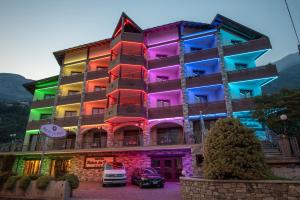 夏特林瑞蕾斯度酒店的建筑的侧面有五颜六色的灯光