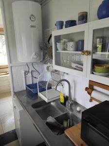ÅmselePrzystanek Amsele的厨房配有水槽和台面