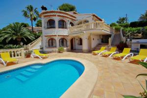 莫莱拉Rondel - sea view villa with private pool in Costa Blanca的别墅前设有游泳池