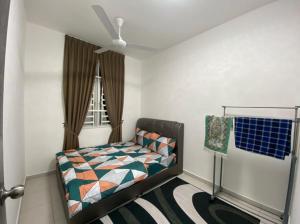 Kampong Ayer ResamRosnah Homestay的一间小卧室,配有床和窗户
