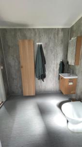 FlodaFloda, Minihus på 62m2 för plats för 4 vuxna och 2 barn的客房内设有带水槽和卫生间的浴室