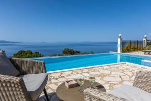 斯卡拉Villa Di Capri的一个带桌椅的庭院和一个游泳池