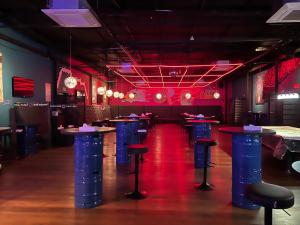 马斯喀特穆特拉酒店的餐厅设有蓝色酒吧凳子和红色灯光