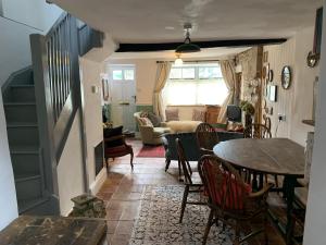 布鲁顿Charming townhouse in Bruton的客厅配有桌椅和沙发