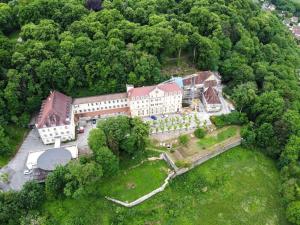 隆勒索涅Appartement vue panoramique, sur les hauteurs de Lons的森林中央建筑物的空中景观