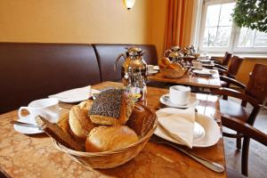 汉堡阿姆斯特丹酒店的一张桌子上放着一篮面包