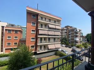 韦尔切利Chicco Apartment Family的阳台享有建筑的景致。