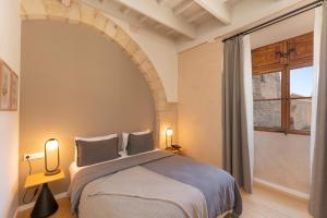马略卡岛帕尔马Hotel Can Cirera的一间卧室设有一张床和一个大窗户