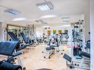 伊罗达Elounda Alikes Suites & Studios的健身房,配有各种跑步机和机器