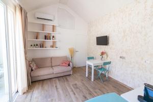 里米尼Suite Frida Rimini的客厅配有沙发和桌子