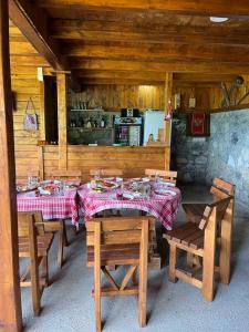 莫伊科瓦茨Etno selo ŽURIĆ的一间带桌椅的用餐室和一间厨房