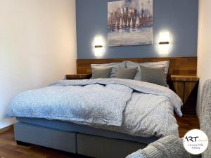 蒂豪尼ARTtrend Luxury Villa的一间卧室配有一张带蓝色床单和枕头的床。