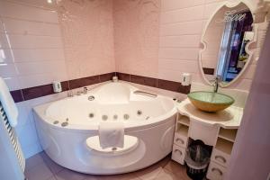 赫维兹艾兹赛贝特酒店的带浴缸、水槽和镜子的浴室