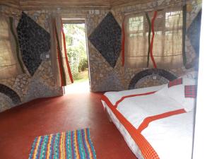 阿鲁沙Songota Falls Lodge的一间带床的卧室,位于带窗户的房间内