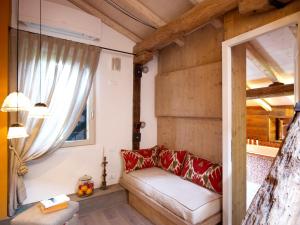 博洛尼亚卡萨萤光瑞雷旅馆的带沙发和窗户的客厅