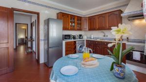 珀彻斯Cozy Algarve Home with Vineyard View Near Beaches的厨房配有带三明治的桌子