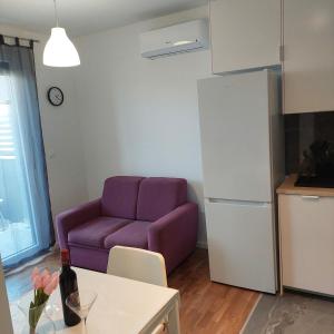 斯普利特Apartment Paola with free private parking place的客厅配有紫色沙发和桌子