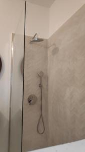 塔加纳纳Ocean front La Maresia Holiday 2 Apartments的浴室内配有淋浴和头顶淋浴