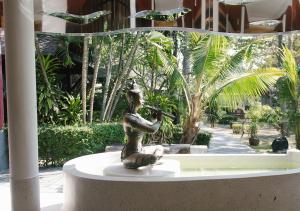 沙美岛沙美岛君怡度假酒店的喷泉中一只鸟的女人的雕像