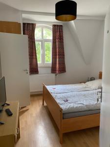 博帕德Pension Zur Fähre的一间卧室配有一张床、一张书桌和一个窗户。