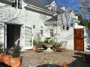 格雷顿Courtyard on Weder的白色的房子,带喷泉的庭院
