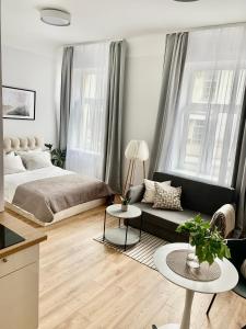 里加Suites by Riga Old Town的客厅配有床和沙发