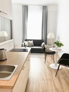 里加Suites by Riga Old Town的客厅配有沙发和桌子
