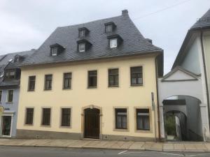 安娜贝格-布赫霍尔茨Wolke 33的白色的建筑,有灰色的屋顶