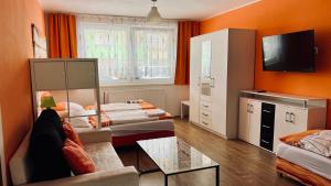 雷德尼斯Ubytování Lednice的客房设有两张床、一张沙发和一台电视。