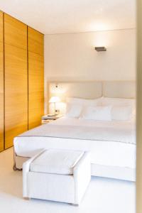 圣特罗佩MUSE Saint Tropez - Small Luxury Hotels of the World的白色卧室设有一张白色的大床和一个抽屉