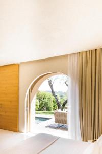 圣特罗佩MUSE Saint Tropez - Small Luxury Hotels of the World的一间卧室设有一张床和一个窗口