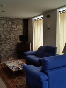 库里亚盘扫洛伦索酒店的客厅配有蓝色的沙发和咖啡桌