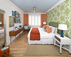 迈阿密海滩西卡39迈阿密海滩酒店的配有一张床和一张书桌的酒店客房