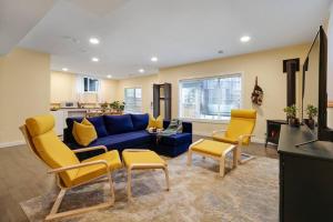 科克伦Adorable private suite with indoor fire place的客厅配有蓝色的沙发和黄色的椅子