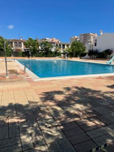 贝尼卡西姆Adosado con piscina y tenis的城市里的一个大型蓝色游泳池